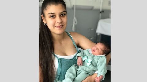 La mierense Cinthya Moro, junto con su hija Vera