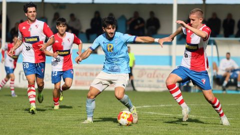 �lvaro Uriarte pugna con Remeseiro en la visita dle Arousa al Kiko Rey en la primera vuelta.