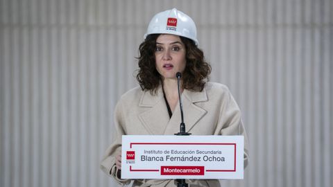 Ayuso ironiza con hacer paritario su gobierno cambiando el g�nero de consejeros
