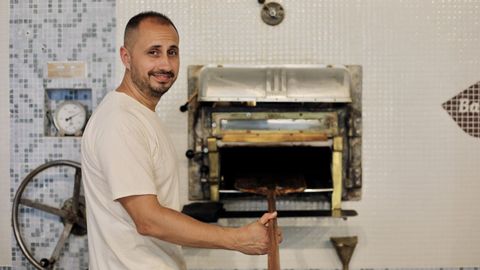 Batiste Rubio, que regenta la centenaria panadera Baixauli, en Picaa, junto a su primo Vicente Baixauli.