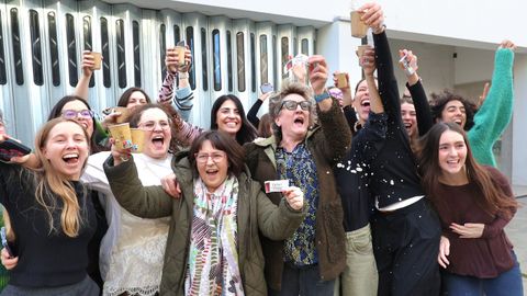 Los trabajadores salieron a la puerta de la nave a celebrar y brindar por la lluvia de millones 