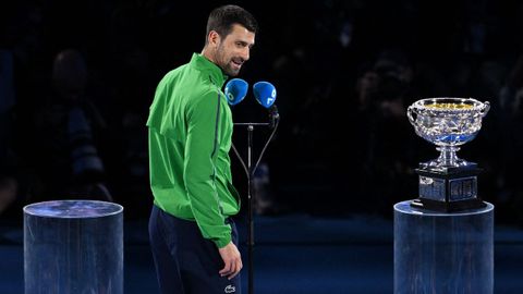 Djokovic mira el trofeo tras perder la final ante Alcaraz