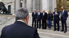 El consejero vasco de Hacienda (izqiuierda) con varios miembros del grupo parlamentario del PNV en el Congreso