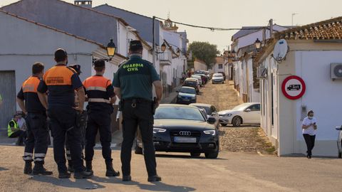 Desalojo de la localidad de El Buitr�n, en Huelva, por los incendios en la zona