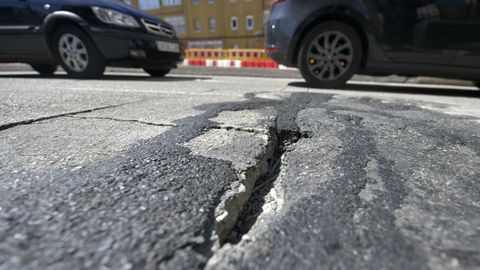 Grietas en la ronda de Outeiro, a la altura de las Casas de Franco