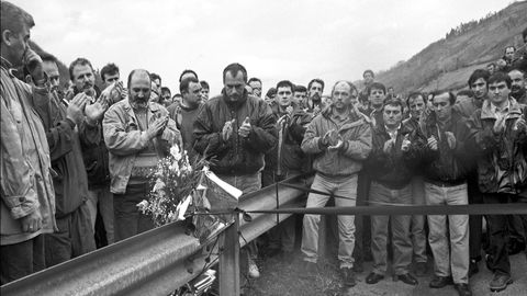 Homenaje al minero atropellado en la A-66, Lorenzo Gallardo Carro, durante las movilizaciones mineras. Ujo. Asturias 1998