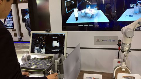 La telemedicina vivirá una revolución con el 5G. En la imagen una ecografia remota con conexión en tiempo real