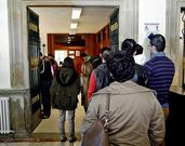 Colas en la Diputaci�n para entregar la documentaci�n y optar a una de las becas.