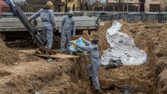 T�cnicos forenses recuperan cuerpos enterrados en una fosa com�n en Bucha