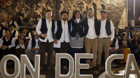 Miembros de los diferentes grupos participantes en el desfile de carros pasaron por el palco durante la entrega de los premios