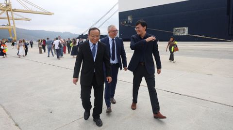 El vicepresidente de SAIC, Wu Bing (izda.) junto a otros directivos del grupo con el Anji Forever al fondo.