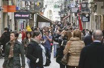 Pese a la afluencia de paseantes el domingo, pocos comercios abren aunque puedan. 