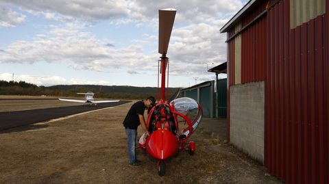 El autogiro, en tierra en el aerdromo de Monforte