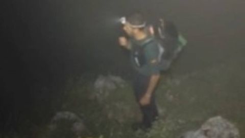 Uno de los guardia civiles que particip� en el rescate a dos monta�eras en Arenas de Cabrales