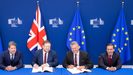 El ministro principal de Gibraltar, Fabian Picardo; el secretario de Estado brit�nico para la UE, Stephen Doughty; el comisario Maro? ?efcovic, y el ministro Albares, durante la firma del acuerdo en Bruselas
