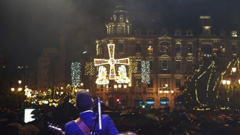 Vista de la calle Ura desde el escenario del encendido de Navidad.