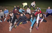 En la imagen, un grupo de j�venes entrenando en las pistas del complejo deportivo de A Fieiteira. 