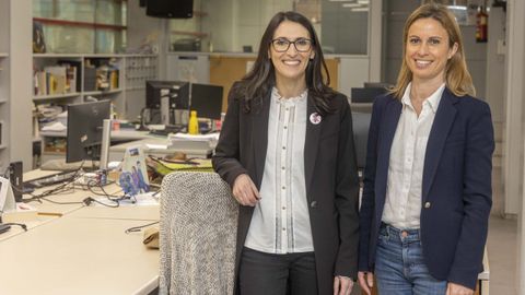 Rosa Crujeiras y Maite Flores, durante el encuentro en la delegaci�n compostelana de La Voz de Galicia