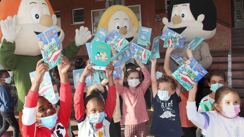 �Os Bolechas e o mar� se present� en los colegios de Burela, donde entregaron ejemplares de la publicaci�n a los peque�os