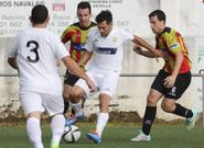 Los laracheses Iv�n y H�ctor presionan a un delantero rival. 