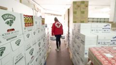 Almac�n de alimentos de la Cruz Roja monfortina, desde el que se realiz� el reparto de v�veres 