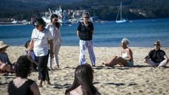 El coworking de A Pobra organiza cada a�o una jornada de emprendimiento femenino, foto del taller de gesti�n emocional en la playa de Os Areos a cargo de Nancy Silva