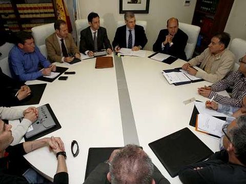 Francisco Conde, ayer, con trabajadores de la f�brica.