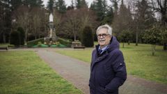 Luis R�a, abogado, en el parque municipal de O Carballi�o, junto a la estatua de los hermanos Prieto, que donaron el recinto 