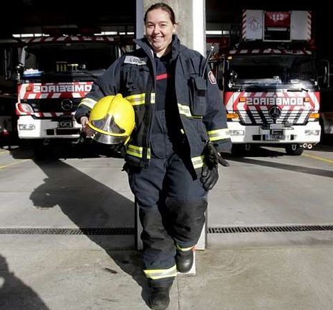 Lidia G�mez, junto a la flota del parque comarcal de Betanzos.