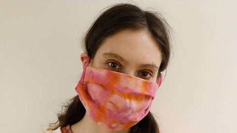 Una opci�n: fabricar tu propia mascarilla. La marca neoyorquina Strada ense�a 
a hacerlas  en su web.