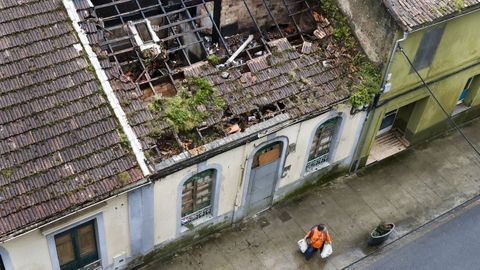 As� ha quedado el tejado de la narcocasa tras el incendio que se declar� el jueves y el tapiado de sus accesos