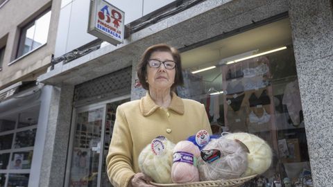 Mariluz Souto, delante de Lanas Mariluz, donde an conserva el cartelde lanasPingouin.La tienda se llenaba, hasta con personas de pie para tejer. De los jubones hacamos todos los modelos de las revistas