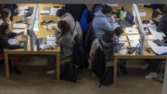 Universitarios estudiando en la biblioteca en la USC