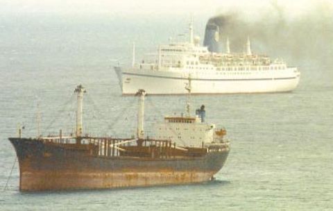 Un carguero y un crucero, a resguardo en la baha de Fisterra