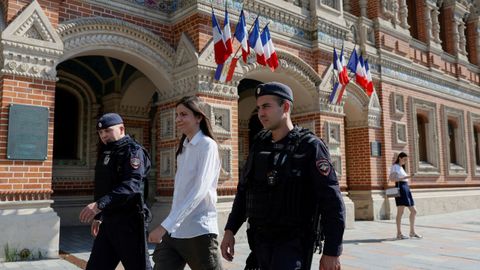 La polica de Mosc escolta a una activista que protestaba frente a la Embajada de Francia por la detencin de Pvel Durov