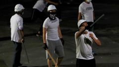 Algunos de los hombres vestidos de blanco que causaron disturbios en el metro de Hong Kong este fin de semana