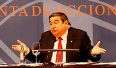 Lendoiro se dirige a un accionista durante la junta del pasado viernes.