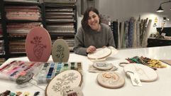 In�s Fraga en la tienda de Tecidos Tolemia (Bertamir�ns), donde da clases de bordado actualmente. Dice que ense�ar labores a otras personas es de las partes que m�s le satisfacen de su trabajo, junto con los encargos que le llegan a trav�s de su perfil en redes sociales pidi�ndole trabajos cargados de simbolismo para recordar una ocasi�n especial o para regalar a un ser querido.