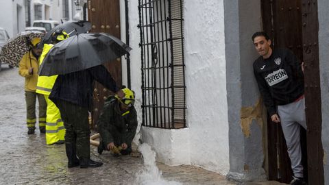 Vecinos de Grazalema achican agua de sus casas con la ayuda de los servicios de emergencia
