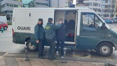 El condenado por prostituir a su novia y violarla en Lugo, entrando en un furg�n el d�a del juicio. 
