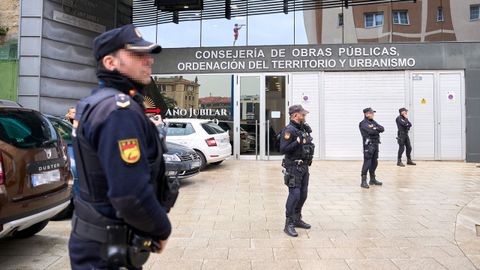 Varios polic�as vigilando hoy la entrada de la Consejer�a de Obras P�blicas, Ordenaci�n del Territorio y Urbanismo de Cantabria.