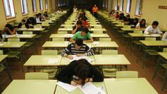Imagen de archivo de los ex�menes de selectividad en el campus de Ferrol