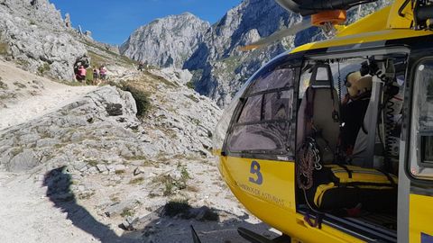 El grupo de rescate de bomberos del Servicio de Emergencia (Sepa), en la ruta del Cares