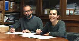 Andr�s Neira y Sonia Meil�n, firmando ayer el acuerdo entre el Concello y el hipermercado de Eroski.