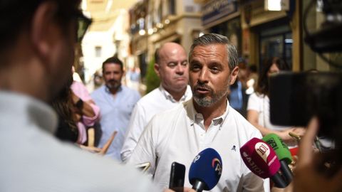 Juan Bravo en su visita a Antequera acompañado del alcalde de Antequera, Manuel Barón, y del presidente local, José Ramón Carmona