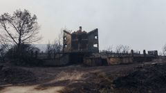 El fuego destruyó numerosas casas, como esta de Trives