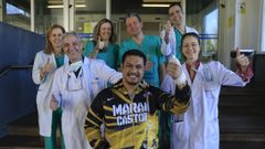 El equipo. De izquierda a derecha: La anestesista Beatriz Carro; el jefe de plstica, Antonio Taboada; la doctora Sabela del Ro; los cirujanos Francisco Canseco e Ivn Couto; y la residente Beln Garca. En el centro, Ray Villanueva.