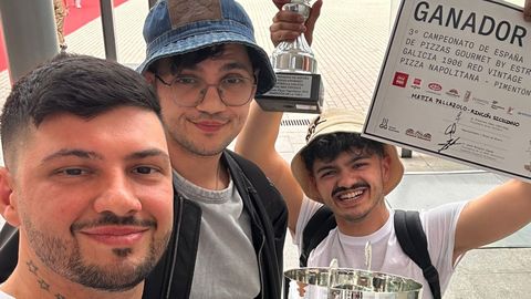 De izquierda a derecha, Salvatore, Francesco y Mattia. El Rincn Siciliano, con locales en Santiago de Compostela y O Milladoiro, acaba de hacerse con un premio en el Campeonato de Espaa de Pizzas Gourmet.