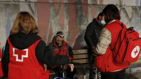 Ricardo, junto a voluntarios de Cruz Roja hace justo un a�o, en noviembre del 2021. 