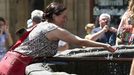 Una mujer refrescndose esta semana en la fuente de la plaza de la Quintana, en Santiago. 